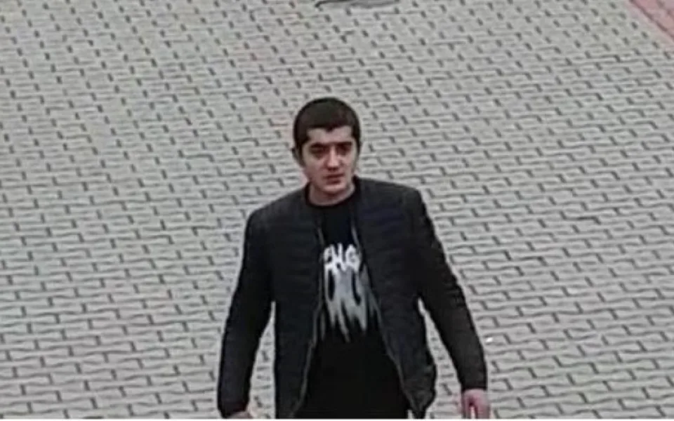 Zatím neznámý surovec zbil dítě pěstí na tramvajové zastávce. Policie teď pátrá po jeho totožnosti