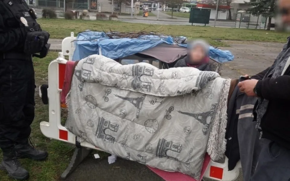 Dva bezdomovci si postavili ležení z bezpečnostních zábran na náměstí, sušili tam prádlo a rozdělávali oheň