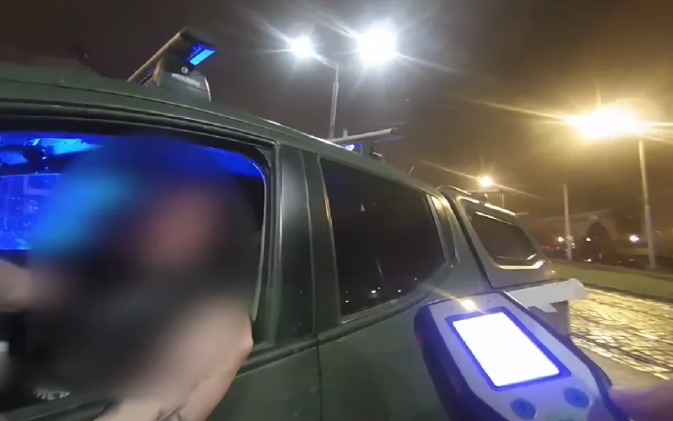 VIDEO: Opilý řidič se netrefil do odbočovacího pruhu a vzal to po tramvajovém pásu