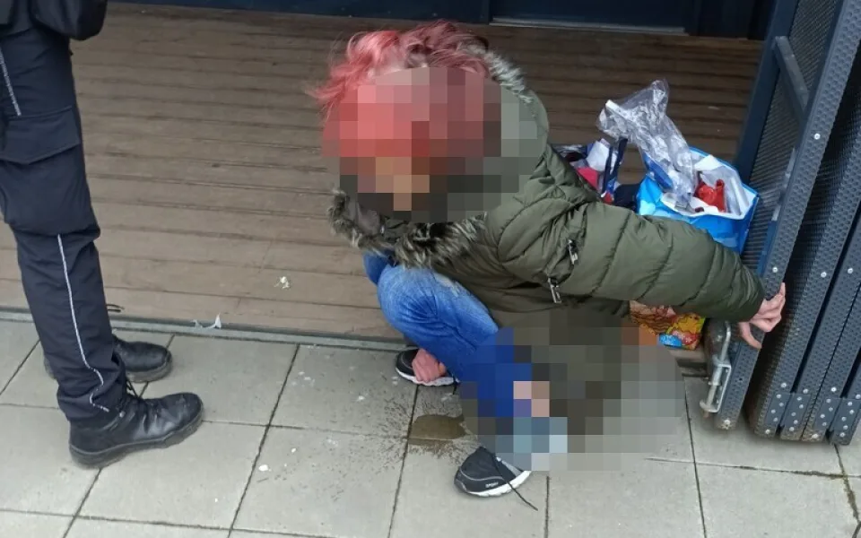 VIDEO: Celostátně hledaná žena močila u stánku s občerstvením u hlavního nádraží
