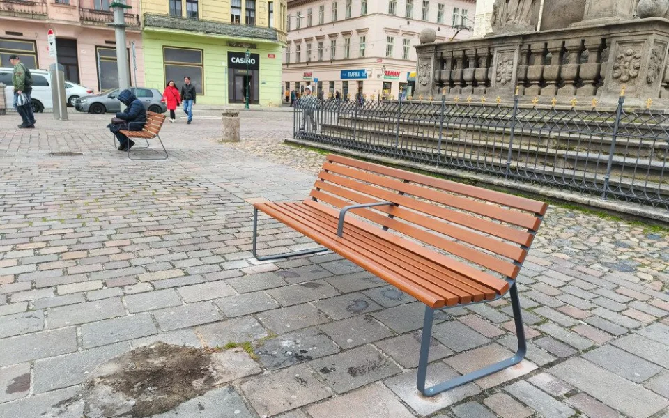 Na nových lavičkách se moc spát nedá a nejdou ani přemístit