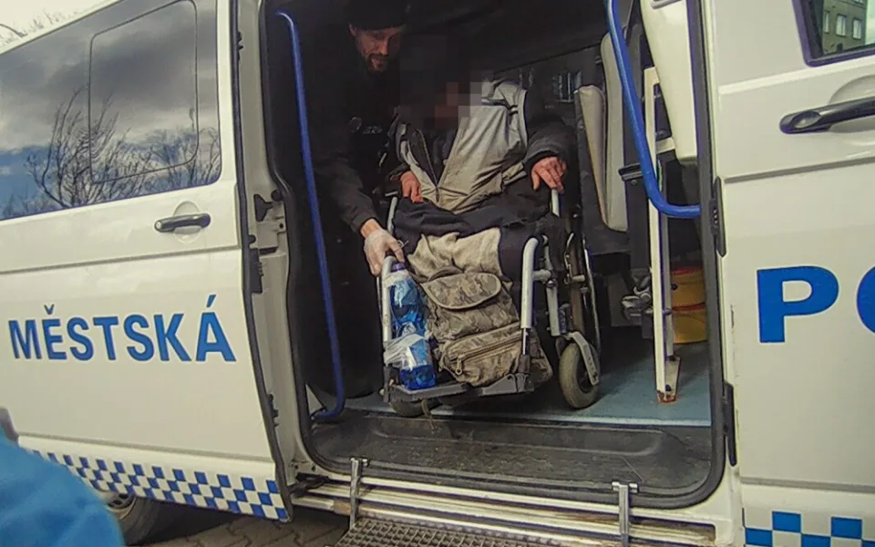 Opilý muž na invalidním vozíku putoval k vystřízlivění na záchytku. Strážníci mu naměřili přes dvě promile