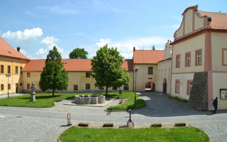 Horažďovice, zámecký areál, východní část od západu (foto S. Plešmíd)