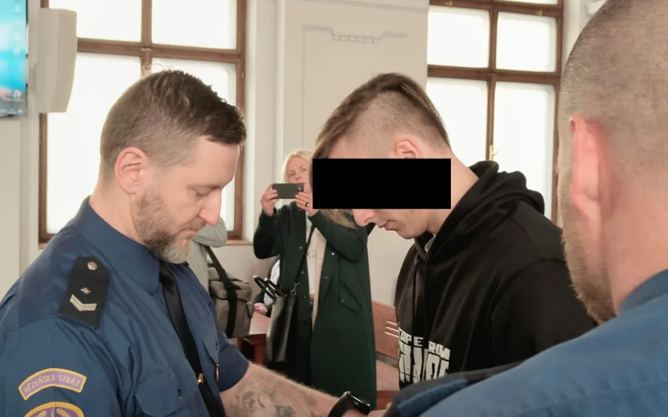Za znásilnění a pokus o vraždu mladé dívky hrozí devatenáctiletému Ukrajinci až výjimečný trest