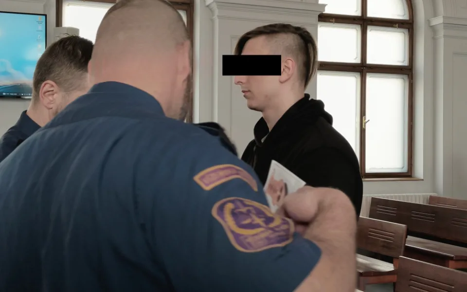 Vyhrožovala mi a byla agresivní, prohlásil u soudu mladík, kterému hrozí za pokus vraždy až doživotní trest