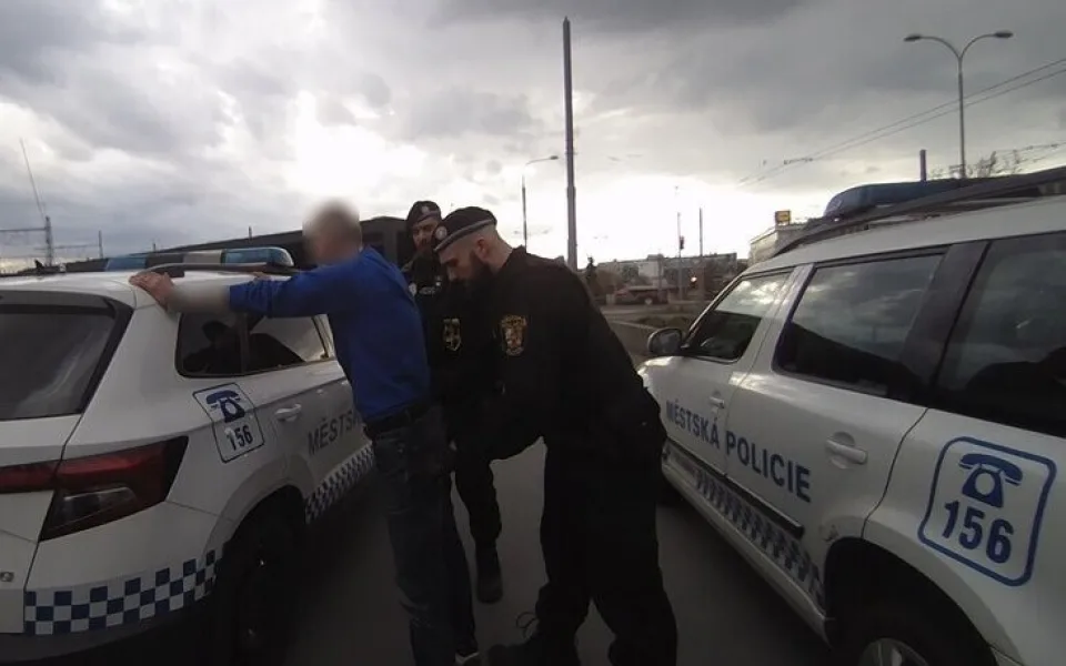 Ochmelka obtěžoval lidi na nádraží, jednoho muže shodil ze židle a nadával i policistům