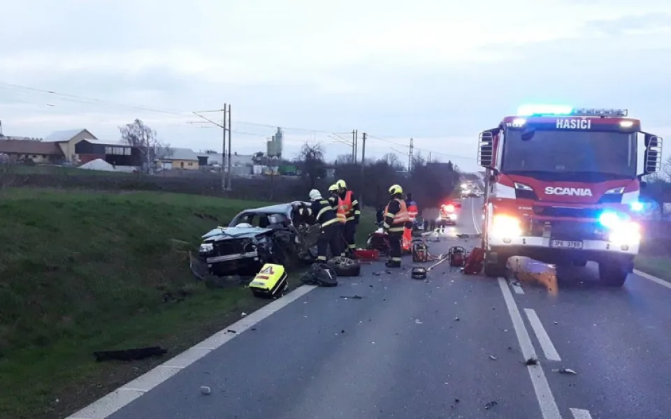 Hromadná nehoda čtyř aut si vyžádala několik zraněných, záchranáři převezli do nemocnice i jednoho kojence