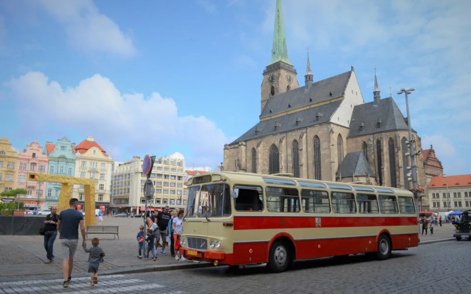 Před 95 lety vyjely v Plzni na pravidelných linkách první autobusy, tramvaje letos oslaví dokonce 125 let provozu