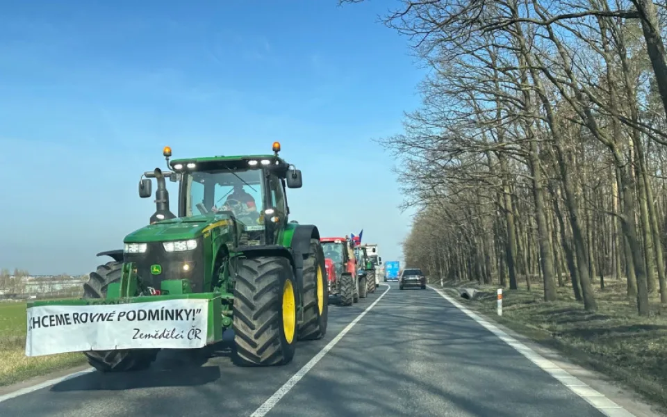 Farmáři z Plzeňska opět vyjeli na hlavní tahy na protest proti agrární politice a pomalou jízdou blokovali dopravu