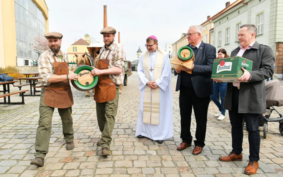 Do Vatikánu odjela z plzeňského pivovaru požehnaná várka velikonočního piva pro papeže