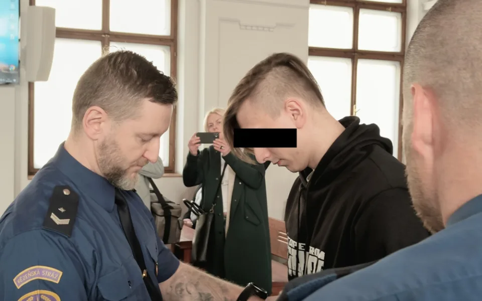 Agresivní rysy a bez pocitu viny, řekli znalci k chování mladého Ukrajince, který je souzený za pokus o vraždu školačky