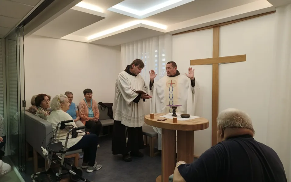 Bývalý sklad ve Čtyřlístku se proměnil v důstojnou kapli, kde hraje velkou roli hra se světlem