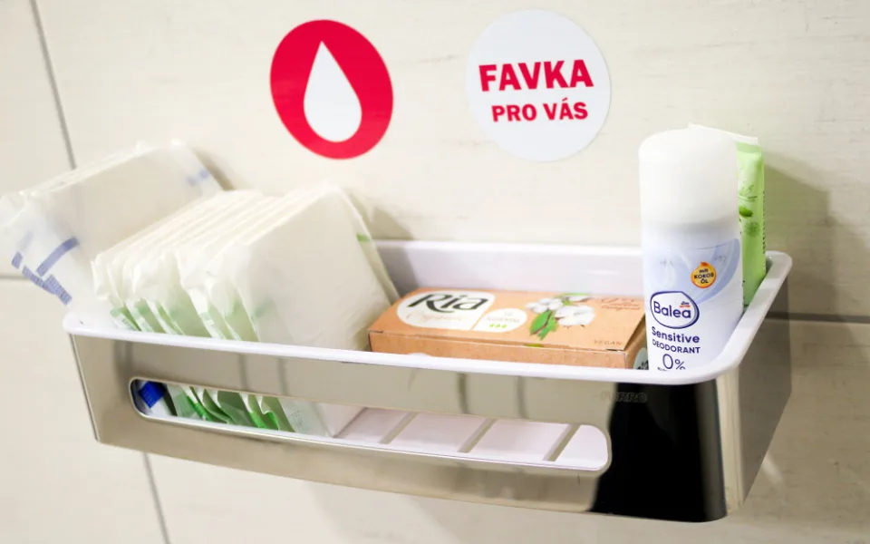 Studenty mají k dispozici zdarma vložky a tampony, novinku zavedly první dvě fakulty v Plzni