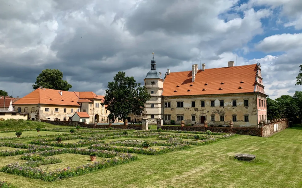 Zámek Červené Poříčí představí návštěvníkům opravený zahradní altánek