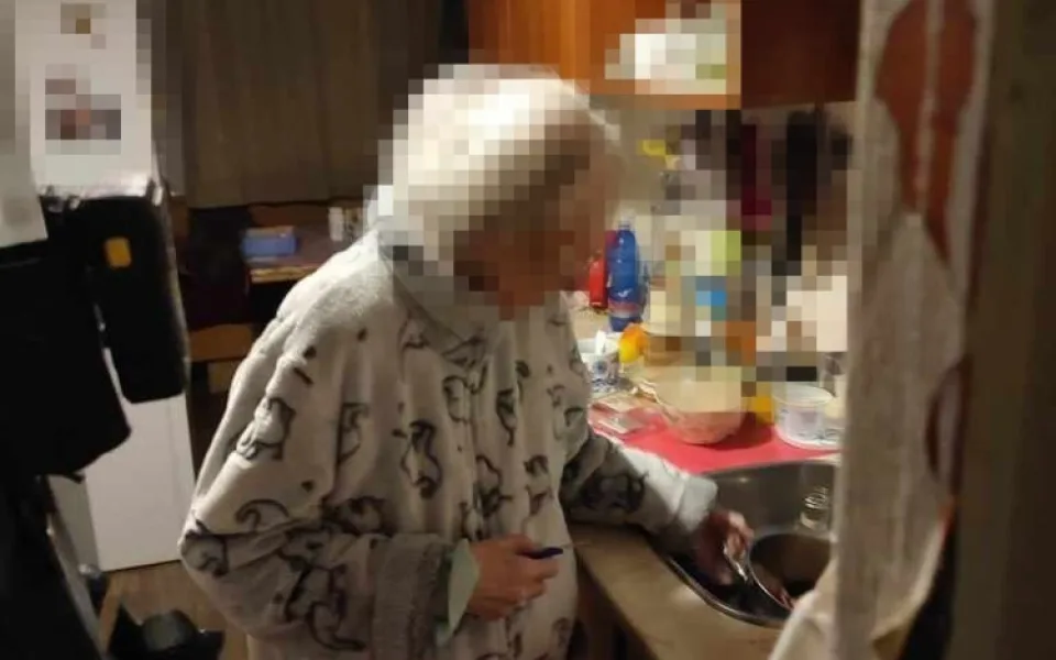 VIDEO: Třiadevadesátiletá žena seděla u televize se sluchátky, nevěděla že se jí v kuchyni pálí jídlo