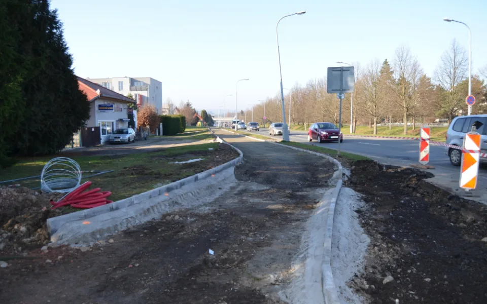 Dělníci začali s asfaltováním smíšené stezky pro pěší a cyklisty za 14 milionů ve Šťáhlavské ulici