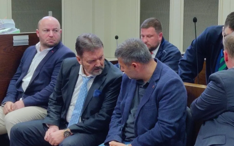 Roman Berbr při zahájení hlavního líčení (druhý zleva)