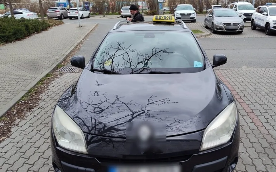 Svítilna TAXI na střeše taxíku nechyběla, taxametr ale řidič vůbec neměl. Navíc používal kartu ZTP na cizí jméno