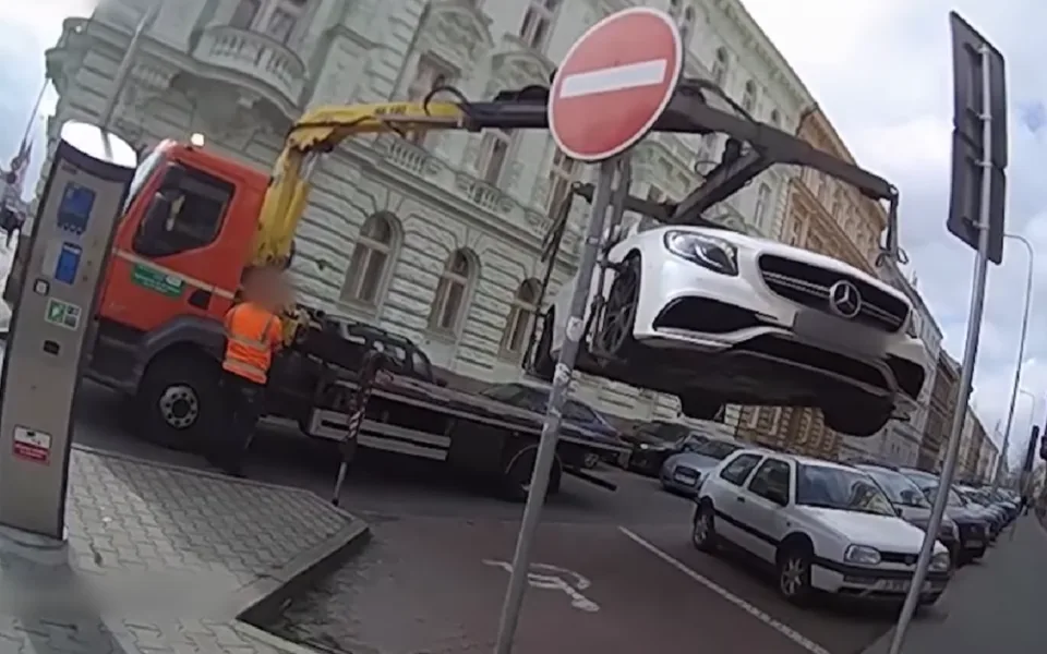 VIDEO: Strážníci bojují s nešvarem řidičů luxusních aut, parkují na místech pro invalidy