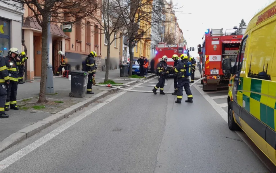 Při požáru kuchyně v restaurace se zranili dva její zaměstnanci. Požár způsobila fritéza