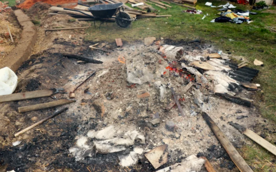 Exploze neznámého předmětu omylem odhozeného do ohně těžce zranila muže