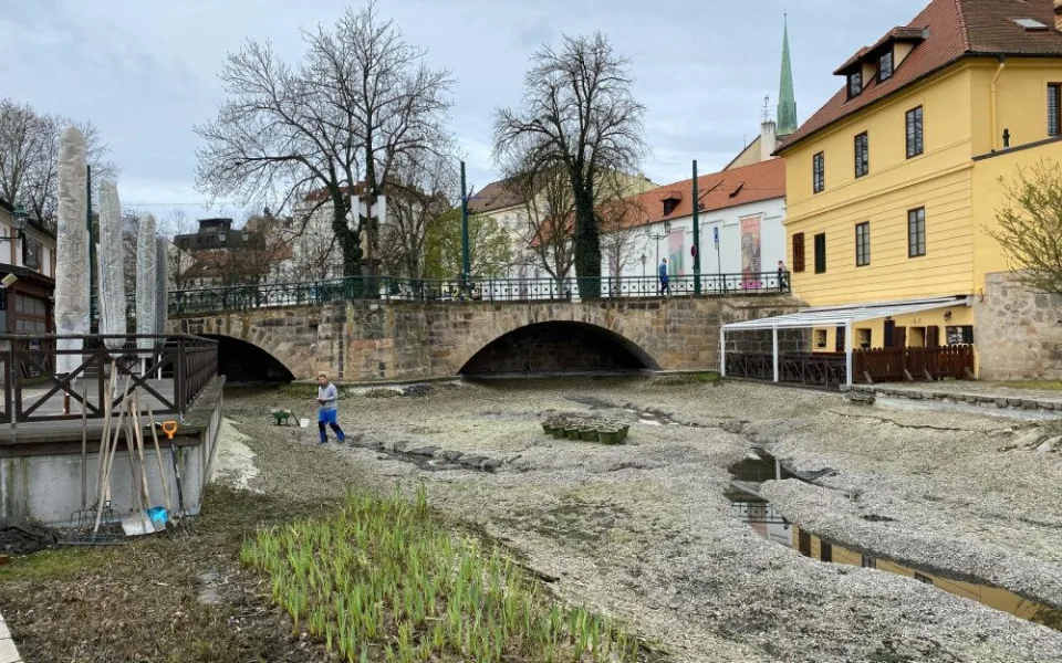 Jezírko přezdívané jako plzeňské Benátky je bez vody i barevných koi kaprů, prochází očistou
