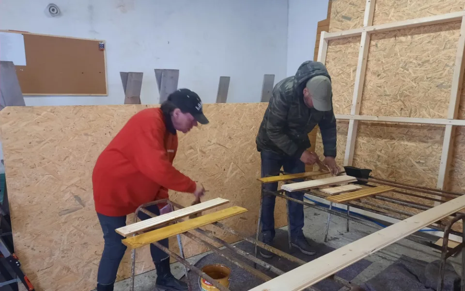 Tonda a Stáňa už nebudou živořit na ulici, stanou se z nich hlídači a nový obyvatelé domku, který pomohli postavit