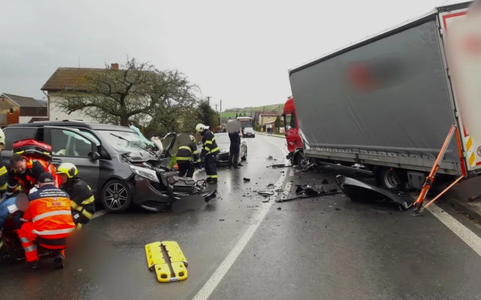 Řidič mercedesu za jízdy usnul a čelně se střetl s náklaďákem, tři děti z osobáku skončily v nemocnici