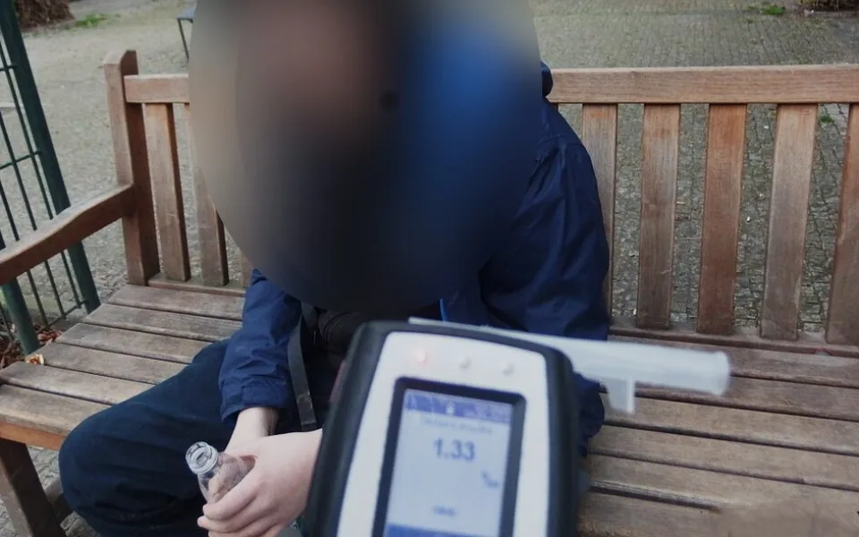 Strážníci zachraňovali teenagera, který to v parku přehnal s vodkou. Naměřili mu 1,33 promile alkoholu