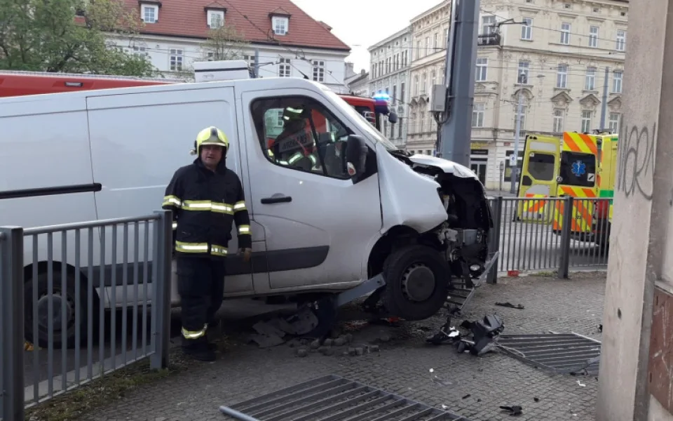 Řidič dodávky prorazil zábradlí a skončil na jednom z nejrušnějších chodníků v centru města