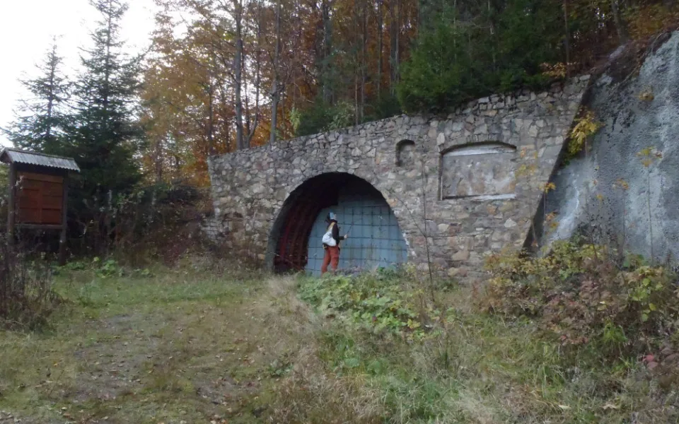 Ve Štole Naděje u Kašperských Hor se 80. letech minulého století prováděl průzkum zlatých ložisek. Těžbu nakonec zhatila ochrana životního prostředí