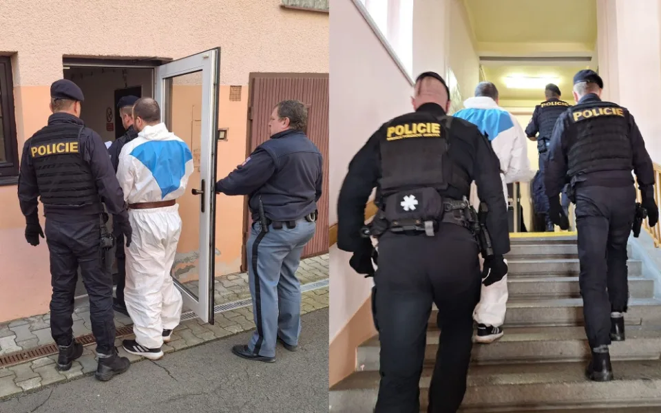 Policisté eskortují k soudu obviněného cizince