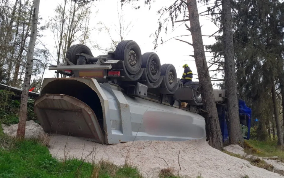 Náklaďák s pískem skončil na střeše a řidič v nemocnici, zranění utrpěla i žena, jejíž auto rozmáčkl spadlý strom
