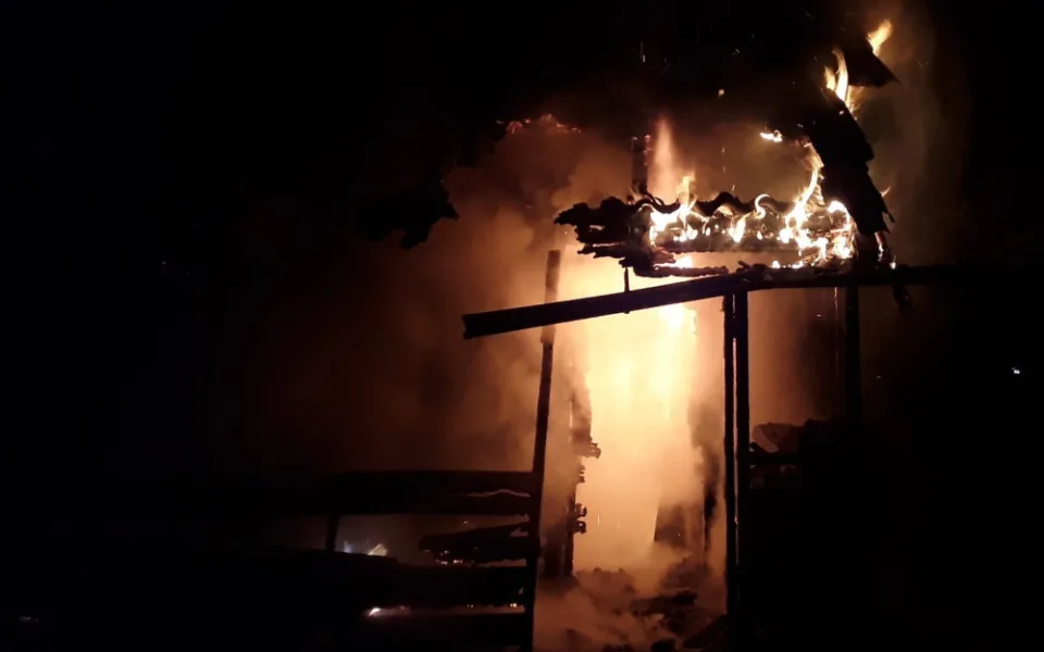 Požár v oblíbené rekreační lokalitě u Boleváku má na svědomí zřejmě žhář