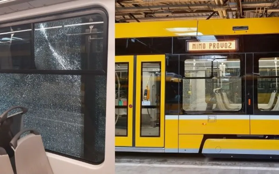 Okna několika tramvají rozbil neznámý pachatel v blízkosti vozovny. Nelze vyloučit, že je někdo prostřílel