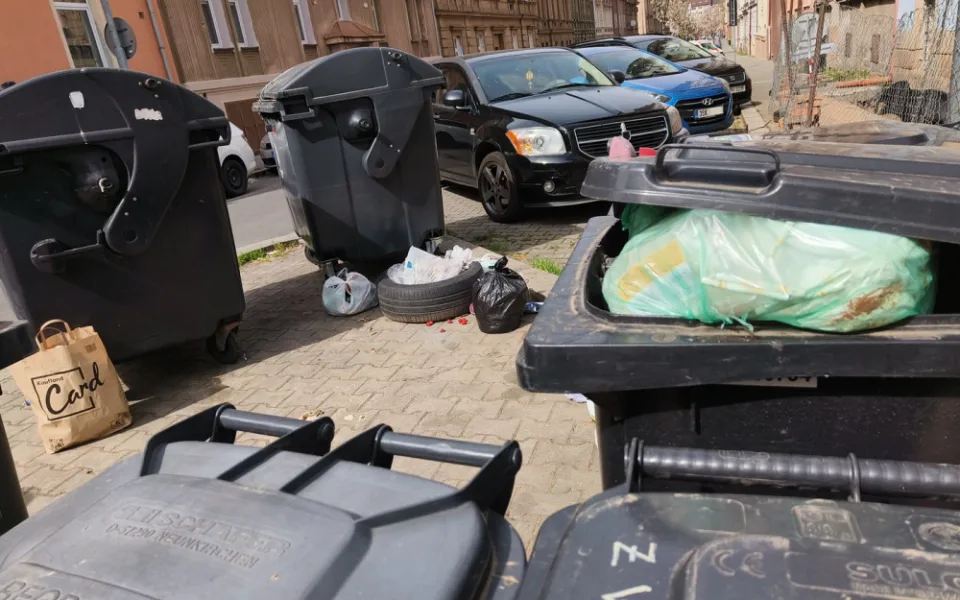 Přišlo k nám 30 000 Ukrajinců, svoz odpadu se ale nezvýšil. Město vysvětluje, proč popelnice přetékají