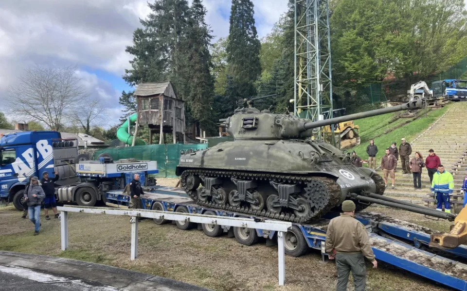 Tank Sherman odcestoval ze ZOO do dílny, zdobit pak bude dvůr muzea ve slavném domě s Loosovými interiéry