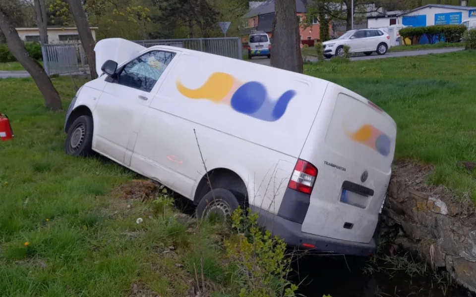 Řidička se snažila zastavit samovolně rozjeté auto, dodávka skončila v potoce, žena v nemocnici