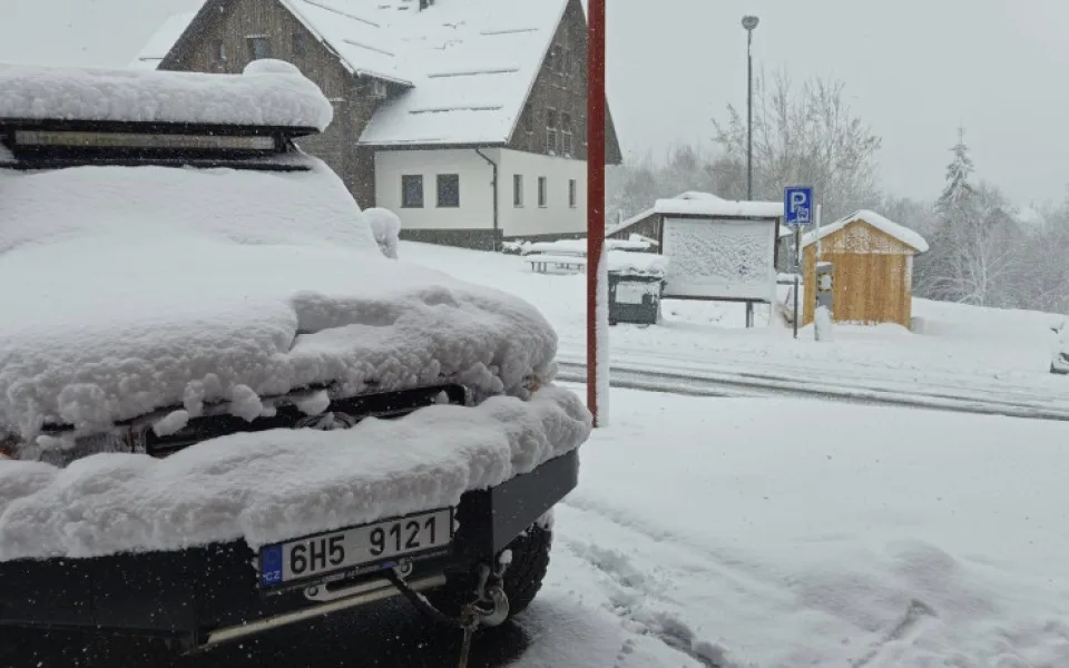 Vrcholky Šumavy pokrývá až 40 centimetrů sněhu, mrazivé počasí vydrží do středy