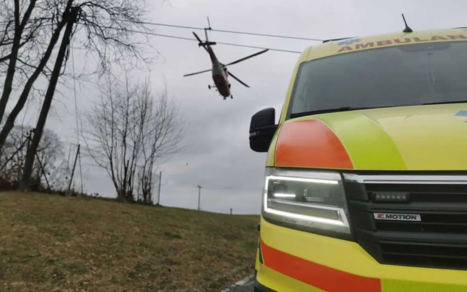 Další vážná nehoda při rallye na Šumavě, spolujezdkyně skončila v nemocnici