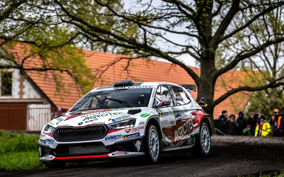 Po nehodě na Rallye Šumava zemřela spolujezdkyně, soutěž předčasně skončila