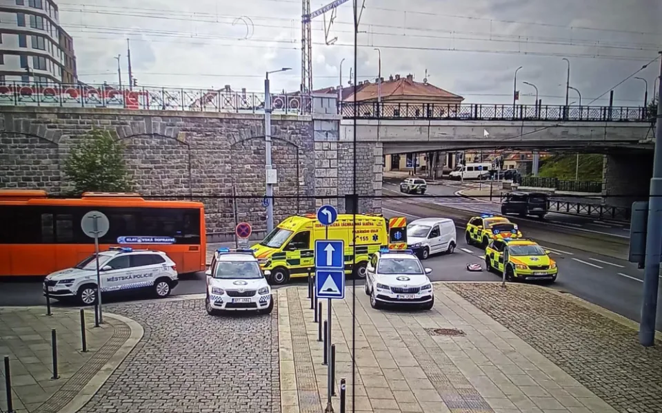 Autobus srazil seniorku, když přecházela ulici u nádraží. Žena utrpěla těžká zranění dolních končetin