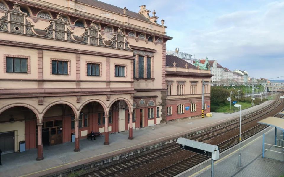 FOTO: Historická nádražní budova z roku 1921 projde rekonstrukcí za 85 milionů korun