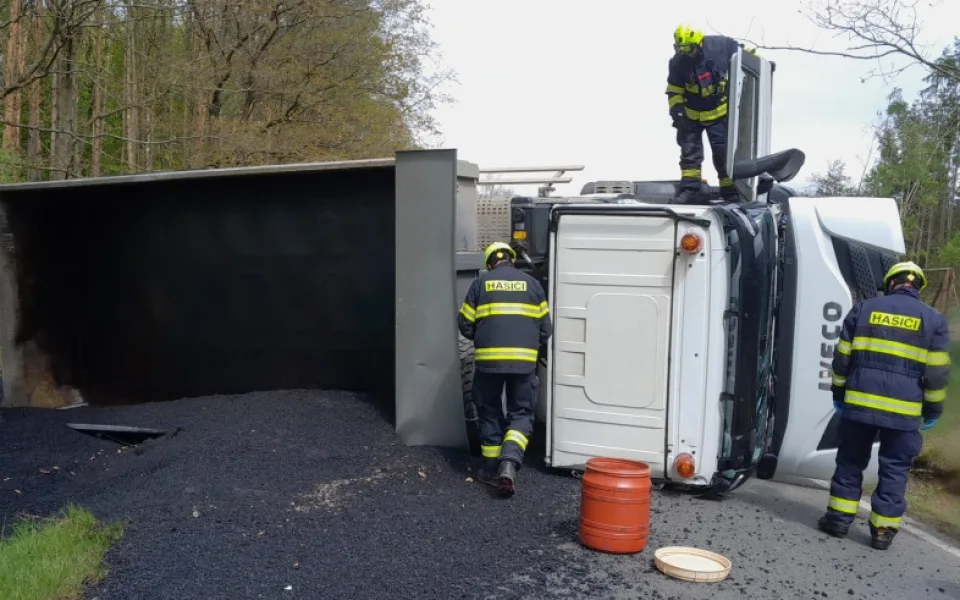 Řidička převrátila náklaďák a vysypala na silnici asfalt, při další nehodě se střetl traktor, dodávka a náklaďák