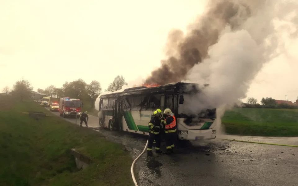 Plameny zcela zlikvidovaly autobus na silnici I/20. Vozidlem cestovalo 44 pasažérů
