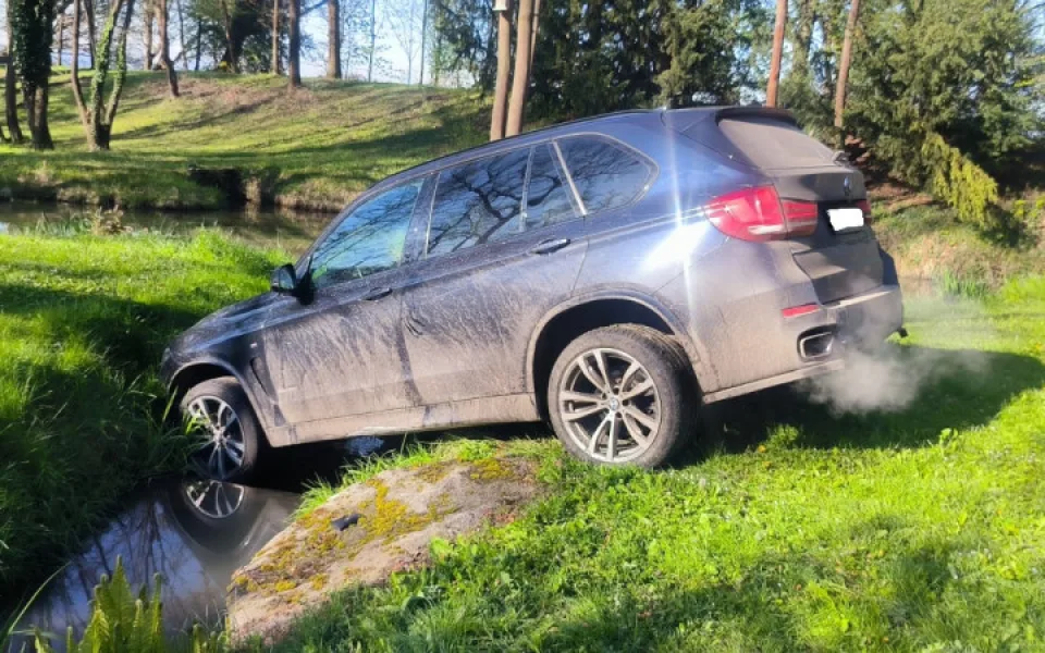 Zátarasem z kamionu zastavili čeští policisté cizince s vozem BMW. Přes hranici ujížděl před německou policií