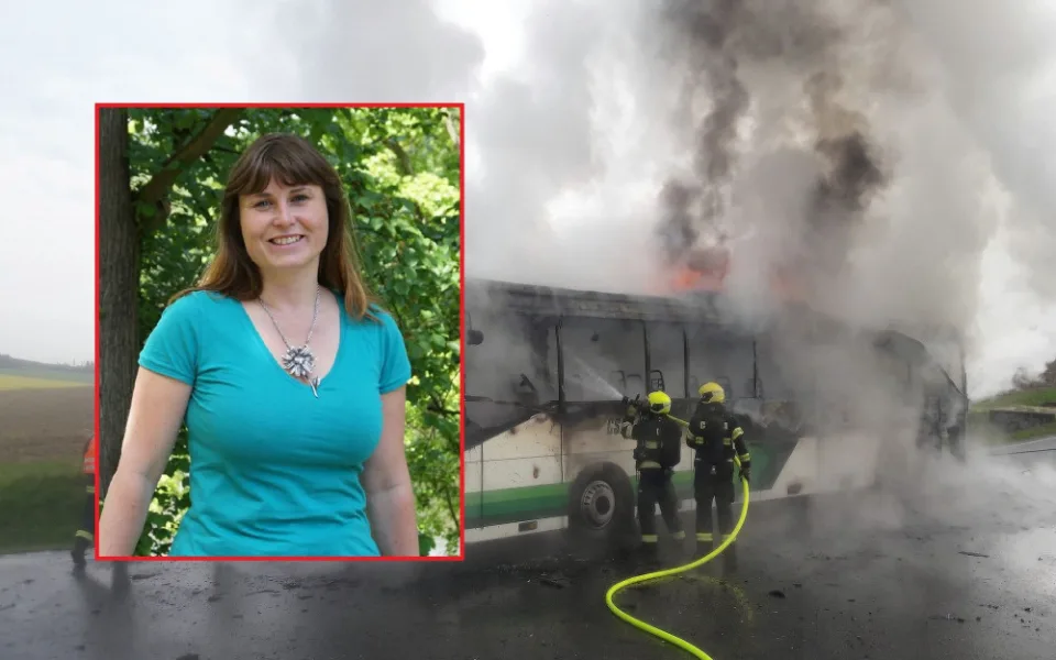 Statečná učitelka dokonale zorganizovanou akcí zachránila z hořícího autobusu dvě třídy čtvrťáků a páťáků
