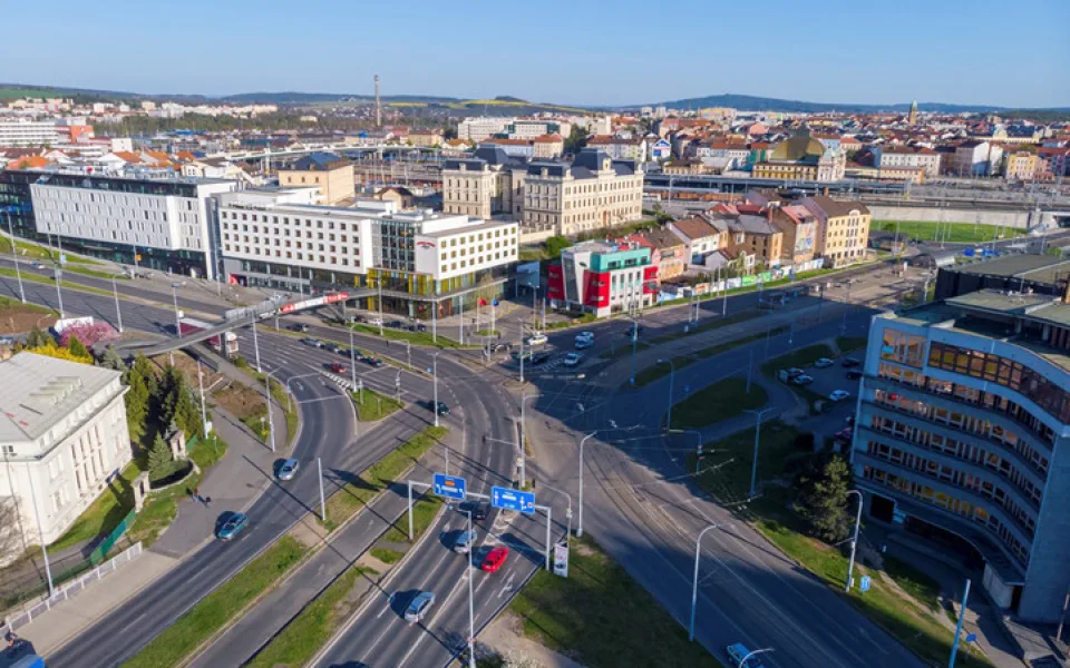 Rušná křižovatka projde rekonstrukcí za sto milionů. Po desetiletích se chodci dočkají i přechodů