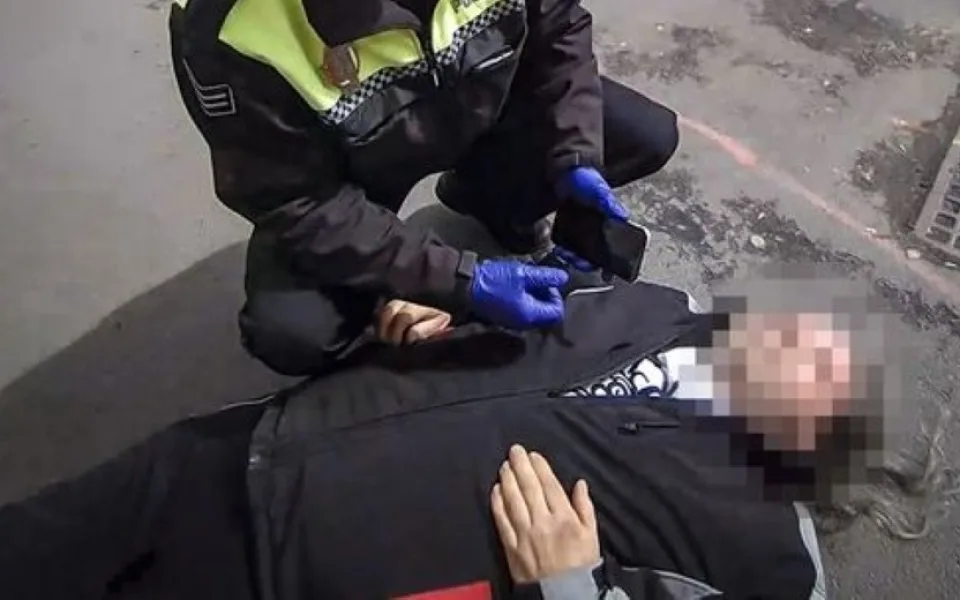 VIDEO: Muž zkolaboval a bezvládně ležel na rušné ulici, byl promodralý a nereagoval