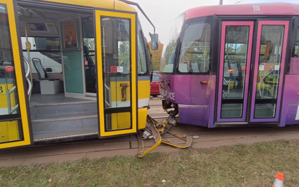 Za srážku dvou tramvají, při které se zranilo téměř 30 lidí, může řidič zadní soupravy, uzavřela inspekce